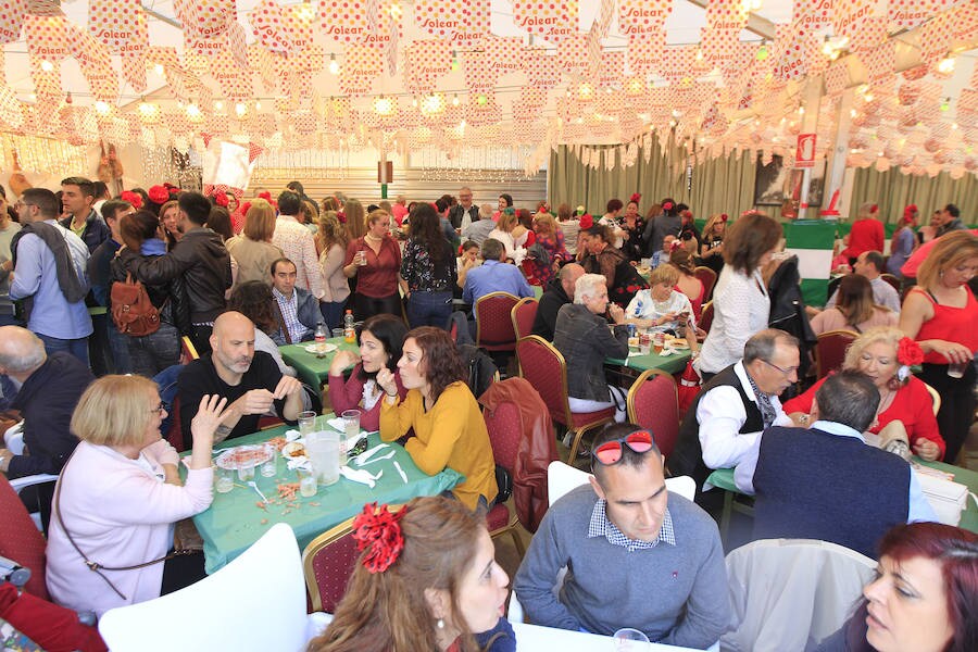 La Feria de Abril en Valencia se celebra en el viejo cauce del Turia, entre los puentes de las Flores y de la Exposición. Permanecerá abierta con actividades, conciertos, gastronomía y baile hasta el próximo 6 de mayo.