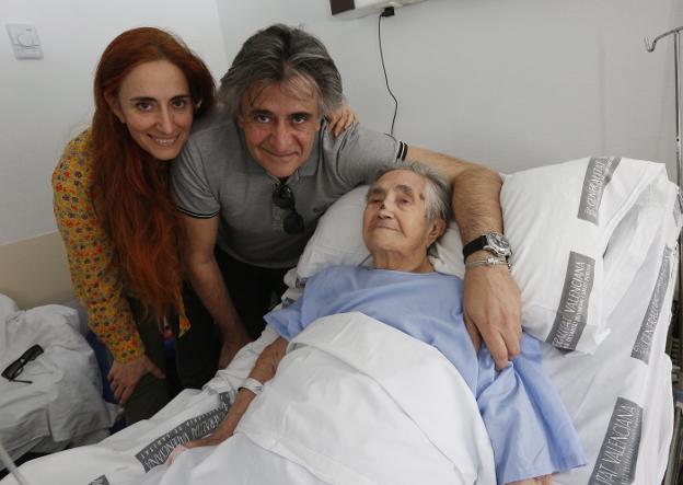 Carmen Torán, con dos de sus nietos en una habitación del Hospital Clínico de Valencia. 