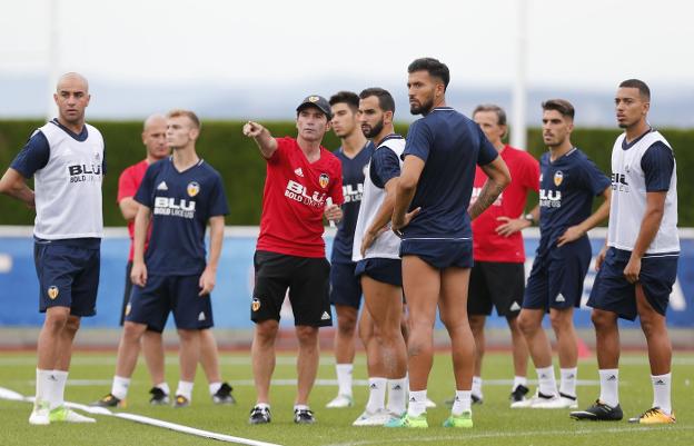 Marcelino da instrucciones a sus futbolistas durante un entrenamiento. 