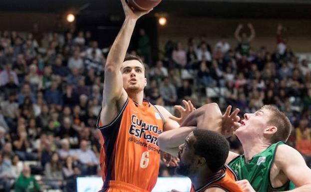 Alberto Abalde anota ante su compañero Will Thomas y el alero del Divina Joventut, Demetrius Conger. 