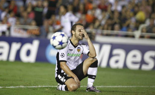 Roberto Soldado lamenta una ocasión fallada en un partido de Champions en Mestalla.