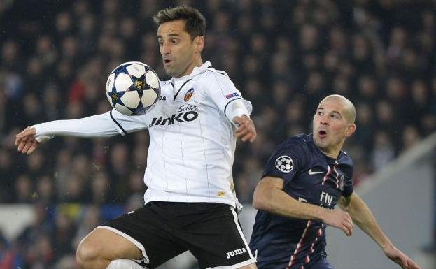 Jonas controla el balón durante el PSG-Valencia CF.