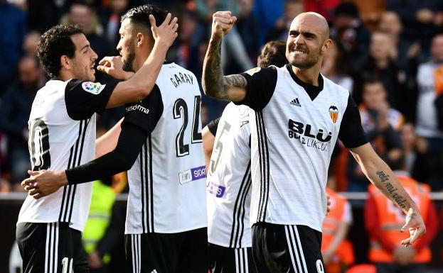 Parejo, Garay y Zaza celebran un gol del Valencia durante la presente temporada.