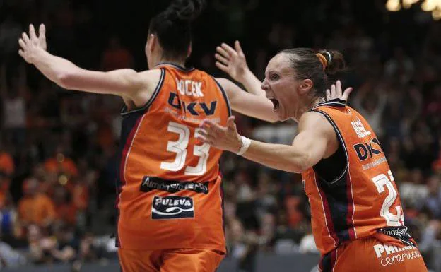 Jugadores de Valencia Basket femenino, durante el encuentro.