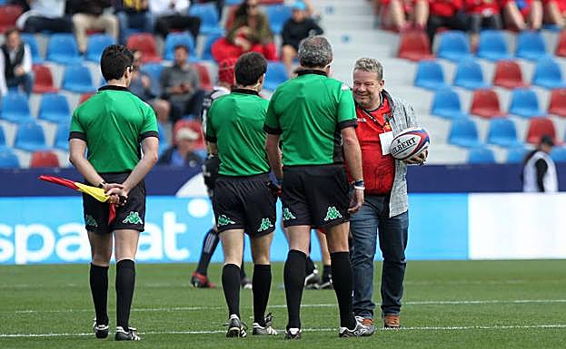 Alberto Chicote se dispone a hacer el saque de honor en la final de la Copa del Rey de rugby disputada este domingo en Valencia.