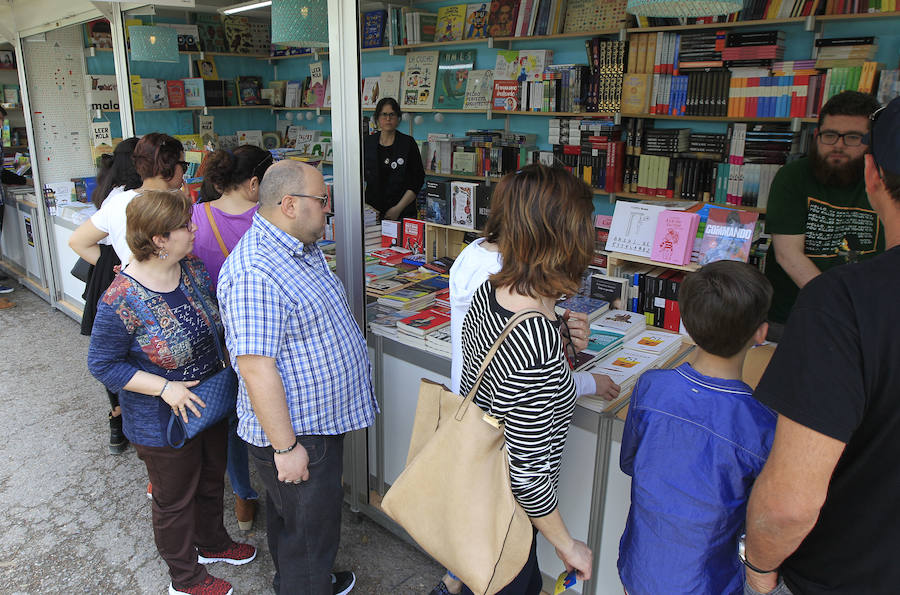 La Fira del Llibre, instalada hasta el próximo domingo en los Jardines de Viveros, vivió ayer su primer llenazo de esta edición, la número 53. Muchas personas se dejaron caer por la cita cultural, que atrajo a escritores como Vicente Molina Foix, Pilar Urbano y Guillermo Carnero. Para el día de hoy, los asistentes a la Fira tienen gran variedad de propuestas como la presentación del libro de Rafael Soler 'El último gin-tonic' o el de Dulcinea 'El día que sientas el latir de las estrellas', así como talleres y actividades para los más pequeños.