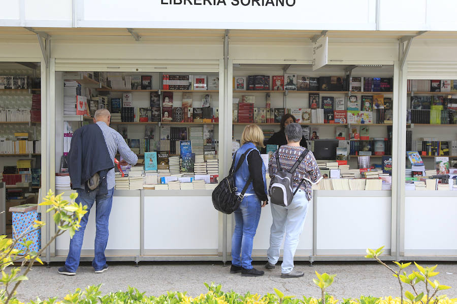 La Fira del Llibre, instalada hasta el próximo domingo en los Jardines de Viveros, vivió ayer su primer llenazo de esta edición, la número 53. Muchas personas se dejaron caer por la cita cultural, que atrajo a escritores como Vicente Molina Foix, Pilar Urbano y Guillermo Carnero. Para el día de hoy, los asistentes a la Fira tienen gran variedad de propuestas como la presentación del libro de Rafael Soler 'El último gin-tonic' o el de Dulcinea 'El día que sientas el latir de las estrellas', así como talleres y actividades para los más pequeños.