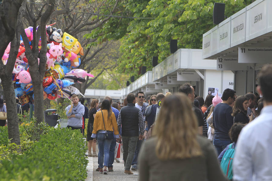 La Fira del Llibre, instalada hasta el próximo domingo en los Jardines de Viveros, vivió ayer su primer llenazo de esta edición, la número 53. Muchas personas se dejaron caer por la cita cultural, que atrajo a escritores como Vicente Molina Foix, Pilar Urbano y Guillermo Carnero. Para el día de hoy, los asistentes a la Fira tienen gran variedad de propuestas como la presentación del libro de Rafael Soler 'El último gin-tonic' o el de Dulcinea 'El día que sientas el latir de las estrellas', así como talleres y actividades para los más pequeños.