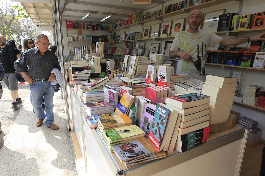 La Fira del Llibre, instalada hasta el próximo domingo en los Jardines de Viveros, vivió ayer su primer llenazo de esta edición, la número 53. Muchas personas se dejaron caer por la cita cultural, que atrajo a escritores como Vicente Molina Foix, Pilar Urbano y Guillermo Carnero. Para el día de hoy, los asistentes a la Fira tienen gran variedad de propuestas como la presentación del libro de Rafael Soler 'El último gin-tonic' o el de Dulcinea 'El día que sientas el latir de las estrellas', así como talleres y actividades para los más pequeños.