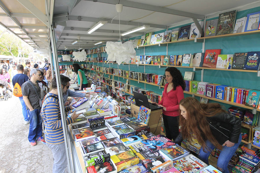 La Fira del Llibre, instalada hasta el próximo domingo en los Jardines de Viveros, vivió ayer su primer llenazo de esta edición, la número 53. Muchas personas se dejaron caer por la cita cultural, que atrajo a escritores como Vicente Molina Foix, Pilar Urbano y Guillermo Carnero. Para el día de hoy, los asistentes a la Fira tienen gran variedad de propuestas como la presentación del libro de Rafael Soler 'El último gin-tonic' o el de Dulcinea 'El día que sientas el latir de las estrellas', así como talleres y actividades para los más pequeños.