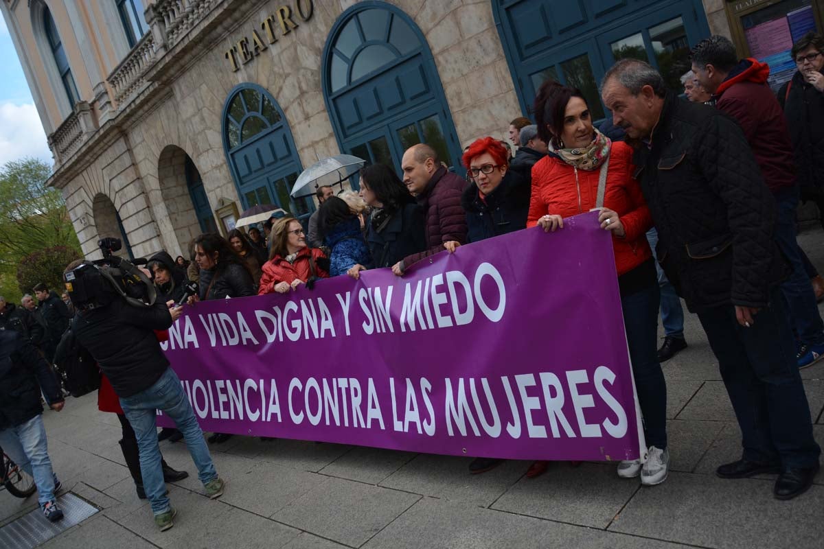 Miles de personas marchan por las calles de Burgos para mostrar su condena unánime ante el asesinato machista de Silvia Plaza