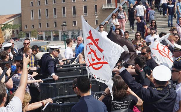 Un grupo de manifestantes protesta ante los tornos al grito de 'Venecia libre'. 