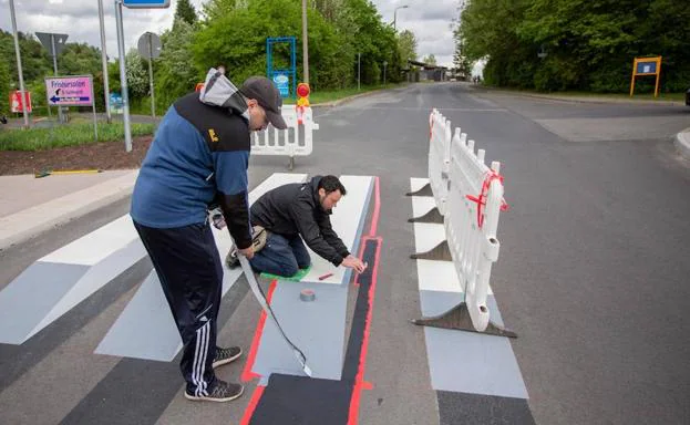 El artista, pintando el paso de peatones en 3D. 