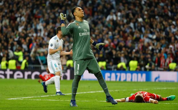 Keylor Navas celebra con la grada una parada. 