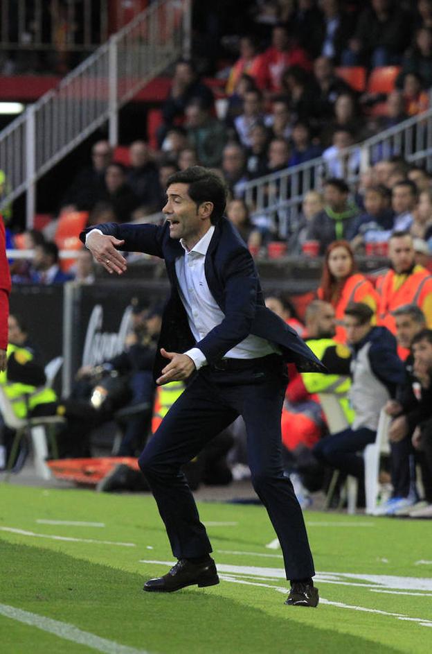 Marcelino gesticula en la banda de Mestalla. 