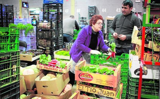 Una mujer con sus verduras de proximidad que se comercializan a diario en la ubicación de La Tira de Contar en Mercavalencia.