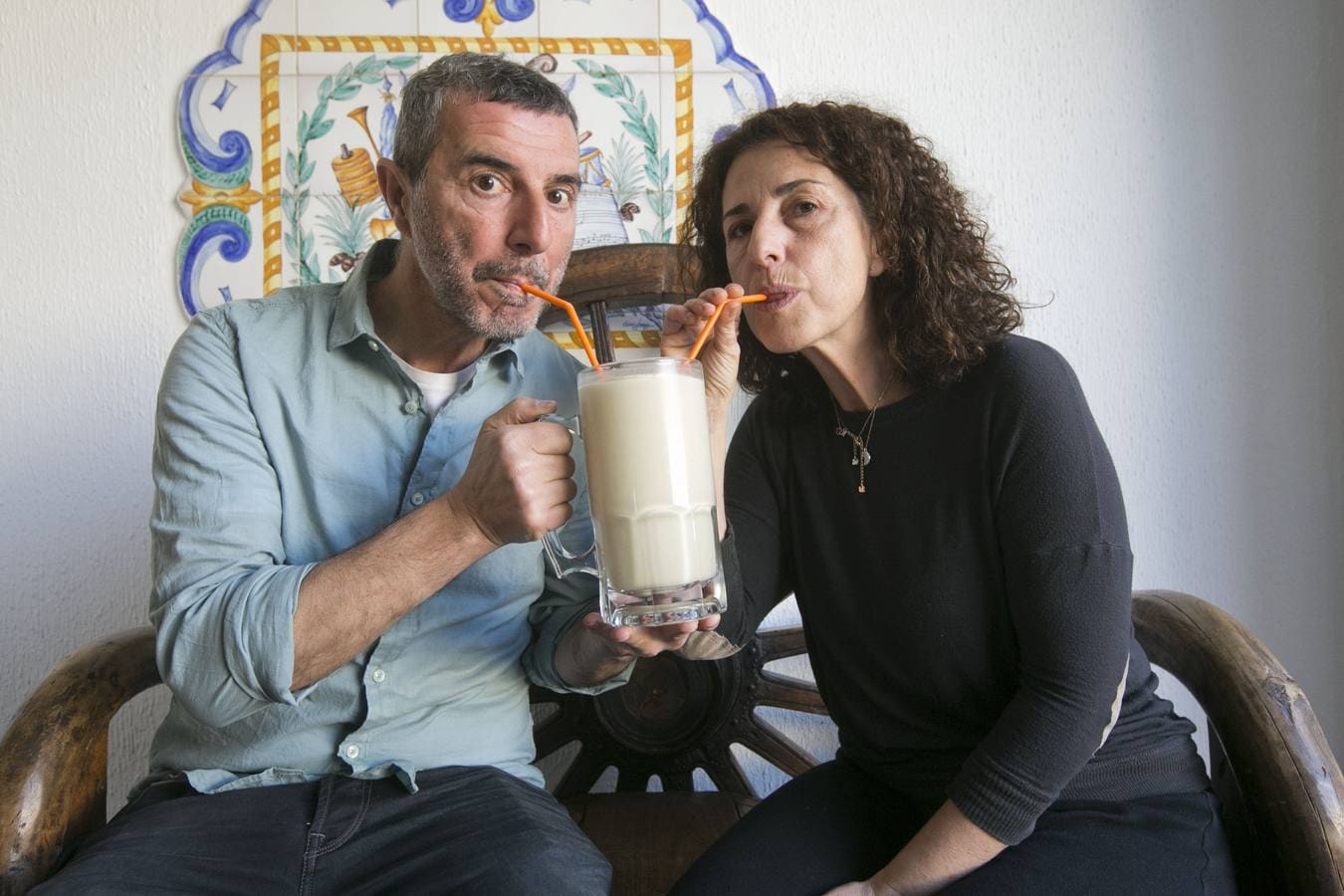 Daniel y Carmen Tortajada, nietos del fundador de la Horchatería Daniel de Alboraya, muestran imágenes históricas del local y el ingrediente de la bebida. Valencia tendrá pronto el primer establecimiento de Daniel.