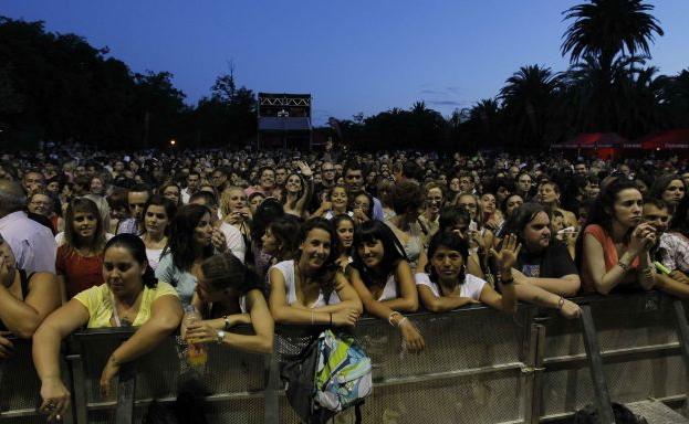 Público en los Jardines de Viveros para vivir un concierto de la Feria de Julio.