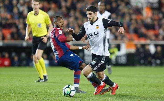 Gonçalo Guedes durante un partido contra el Levante.