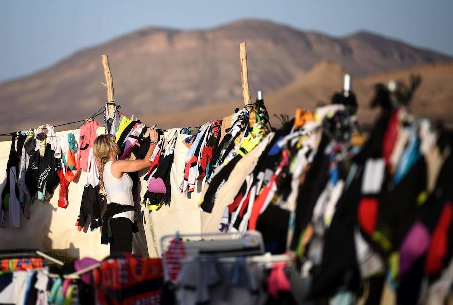 La Titan Desert es una de las pruebas ciclistas por etapas más extremas del mundo. Sólo apta para los hombres y mujeres más duros, se corre desde el domingo sobre las arenas del desierto marroquí. 619 kilómetros cronometrados son los que deben pedalear los ciclistas en sus bicicletas de montaña, y sortear un desnivel acumulado de 7.519 metros. Este año, 612 ciclistas -70 de ellos mujeres- de 24 nacionalidades afrontan el desafío sobre las dunas. El español Josep Betalú, lidera la edición de este año a falta de la etapa final de hoy viernes 4 de mayo.