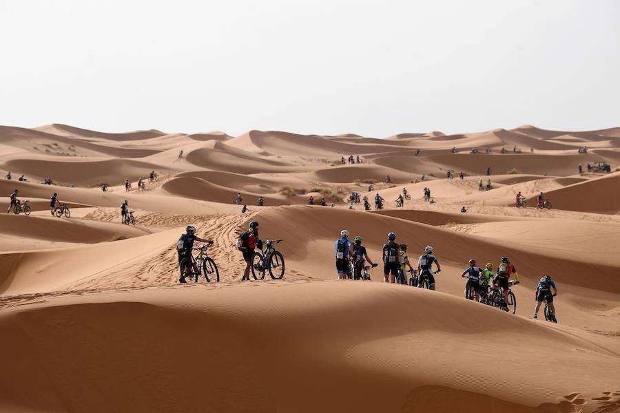 La Titan Desert es una de las pruebas ciclistas por etapas más extremas del mundo. Sólo apta para los hombres y mujeres más duros, se corre desde el domingo sobre las arenas del desierto marroquí. 619 kilómetros cronometrados son los que deben pedalear los ciclistas en sus bicicletas de montaña, y sortear un desnivel acumulado de 7.519 metros. Este año, 612 ciclistas -70 de ellos mujeres- de 24 nacionalidades afrontan el desafío sobre las dunas. El español Josep Betalú, lidera la edición de este año a falta de la etapa final de hoy viernes 4 de mayo.