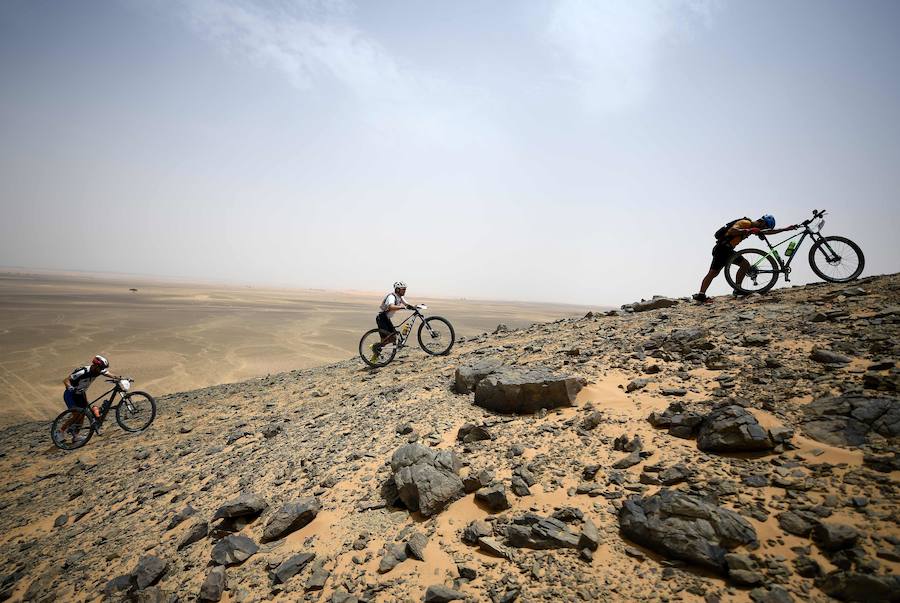 La Titan Desert es una de las pruebas ciclistas por etapas más extremas del mundo. Sólo apta para los hombres y mujeres más duros, se corre desde el domingo sobre las arenas del desierto marroquí. 619 kilómetros cronometrados son los que deben pedalear los ciclistas en sus bicicletas de montaña, y sortear un desnivel acumulado de 7.519 metros. Este año, 612 ciclistas -70 de ellos mujeres- de 24 nacionalidades afrontan el desafío sobre las dunas. El español Josep Betalú, lidera la edición de este año a falta de la etapa final de hoy viernes 4 de mayo.