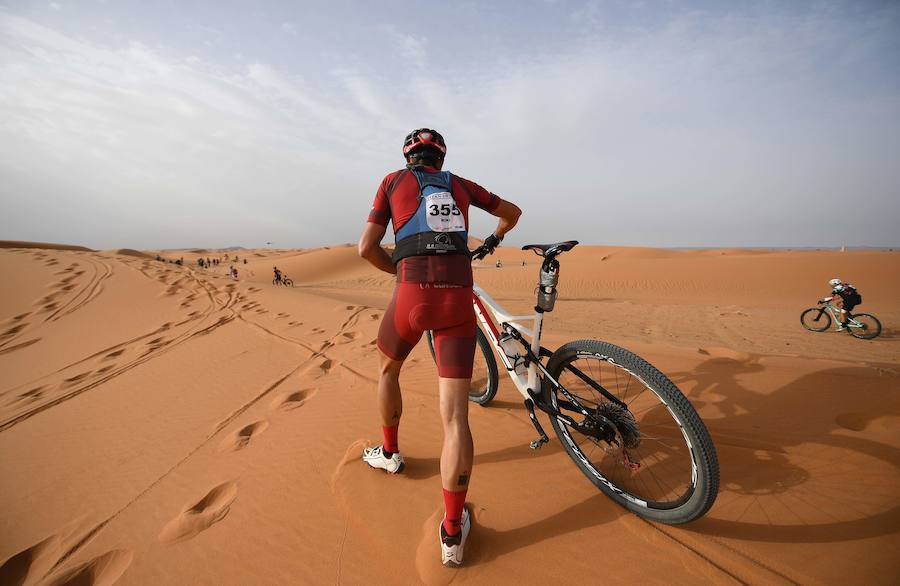 La Titan Desert es una de las pruebas ciclistas por etapas más extremas del mundo. Sólo apta para los hombres y mujeres más duros, se corre desde el domingo sobre las arenas del desierto marroquí. 619 kilómetros cronometrados son los que deben pedalear los ciclistas en sus bicicletas de montaña, y sortear un desnivel acumulado de 7.519 metros. Este año, 612 ciclistas -70 de ellos mujeres- de 24 nacionalidades afrontan el desafío sobre las dunas. El español Josep Betalú, lidera la edición de este año a falta de la etapa final de hoy viernes 4 de mayo.