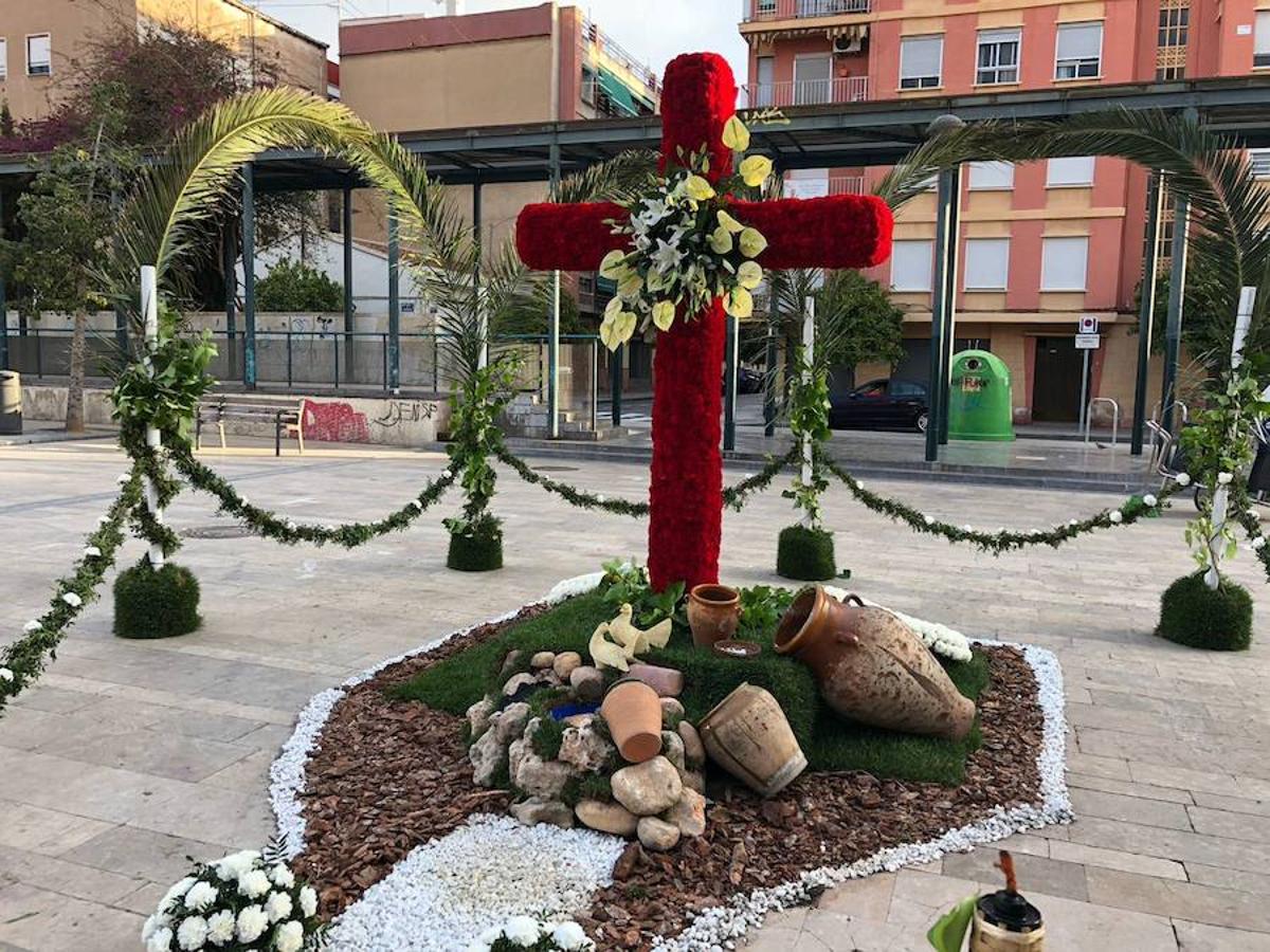 La cruz floral recostada que la Junta de Fiestas de Nuestra Señora de los Desamparados de Patraix (que preside José Luis Gadea) ha creado para el concurso de Lo Rat Penat ha logrado el primer premio de la máxima categoría, por el riesgo y la innovación de esta composición coordinada por el florista Cesáreo García . La entidad recibirá un diploma y 500 euros de premio. El segundo premio, con diploma y 250 euros, ha recaído en la falla Plaza de la Creu del Canyamelar-Los Ángeles, con la moderna cruz rodeada de una cometa y de la rosa de los vientos, coordinada por Sandra Serra y con un destacado número de falleros participantes. En tercer lugar ha quedado la falla Maestro Gozalbo-Conde Altea, que recibirá diploma y 125 euros. En la modalidad B, el primer premio, con diploma y 200 euros, ha sido el conjunto creado por la Associació Festes en honor al Santíssim Crist de Nazaret (en la imagen). En segundo puesto ha quedado la falla Luis Lamarca-Velázquez y en tercero, ha ido a parar a la falla Archiduque Carlos-Chiva.