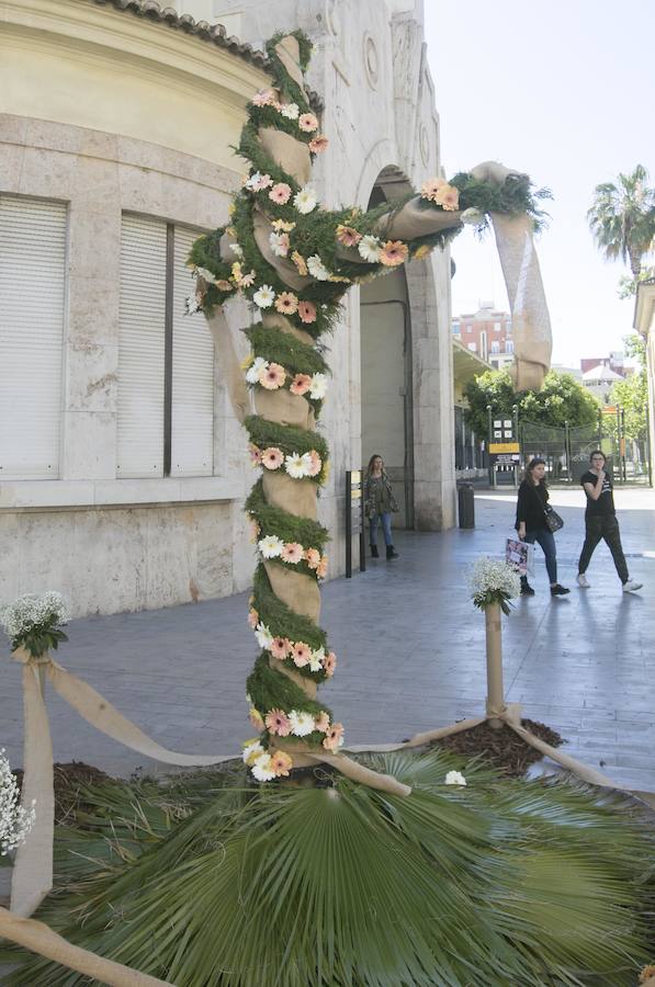 La cruz floral recostada que la Junta de Fiestas de Nuestra Señora de los Desamparados de Patraix ha creado para el concurso de Lo Rat Penat ha logrado el primer premio de la máxima categoría por el riesgo y la innovación de esta composición coordinada por el florista Cesáreo García . La entidad recibirá un diploma y 500 euros de premio. El segundo premio, con diploma y 250 euros, ha recaído en la falla Plaza de la Creu del Canyamelar-Los Ángeles, con la moderna cruz rodeada de una cometa y de la rosa de los vientos, coordinada por Sandra Serra y con un destacado número de falleros participantes. En tercer lugar ha quedado la falla Maestro Gozalbo-Conde Altea, que recibirá diploma y 125 euros. En la modalidad B, el primer premio, con diploma y 200 euros, ha sido el conjunto creado por la Associació Festes en honor al Santísisim Crist de Nazaret. En segundo puesto ha quedado la falla Luis Lamarca-Velázquez y en tercero, ha ido a parar a la falla Archiduque Carlos-Chiva.