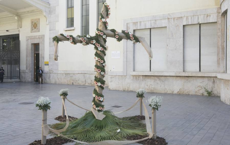 La cruz floral recostada que la Junta de Fiestas de Nuestra Señora de los Desamparados de Patraix ha creado para el concurso de Lo Rat Penat ha logrado el primer premio de la máxima categoría por el riesgo y la innovación de esta composición coordinada por el florista Cesáreo García . La entidad recibirá un diploma y 500 euros de premio. El segundo premio, con diploma y 250 euros, ha recaído en la falla Plaza de la Creu del Canyamelar-Los Ángeles, con la moderna cruz rodeada de una cometa y de la rosa de los vientos, coordinada por Sandra Serra y con un destacado número de falleros participantes. En tercer lugar ha quedado la falla Maestro Gozalbo-Conde Altea, que recibirá diploma y 125 euros. En la modalidad B, el primer premio, con diploma y 200 euros, ha sido el conjunto creado por la Associació Festes en honor al Santísisim Crist de Nazaret. En segundo puesto ha quedado la falla Luis Lamarca-Velázquez y en tercero, ha ido a parar a la falla Archiduque Carlos-Chiva.