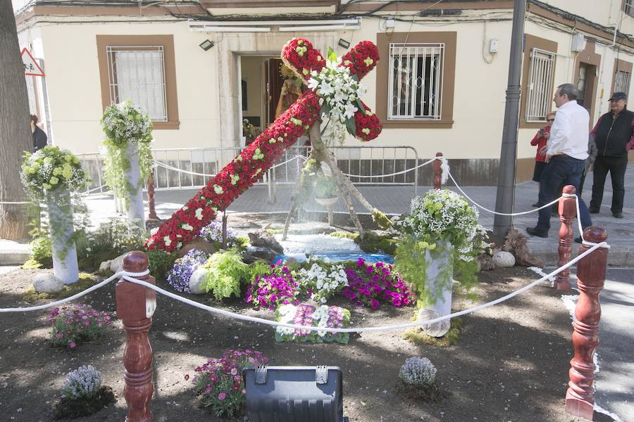 La cruz floral recostada que la Junta de Fiestas de Nuestra Señora de los Desamparados de Patraix ha creado para el concurso de Lo Rat Penat ha logrado el primer premio de la máxima categoría por el riesgo y la innovación de esta composición coordinada por el florista Cesáreo García . La entidad recibirá un diploma y 500 euros de premio. El segundo premio, con diploma y 250 euros, ha recaído en la falla Plaza de la Creu del Canyamelar-Los Ángeles, con la moderna cruz rodeada de una cometa y de la rosa de los vientos, coordinada por Sandra Serra y con un destacado número de falleros participantes. En tercer lugar ha quedado la falla Maestro Gozalbo-Conde Altea, que recibirá diploma y 125 euros. En la modalidad B, el primer premio, con diploma y 200 euros, ha sido el conjunto creado por la Associació Festes en honor al Santísisim Crist de Nazaret. En segundo puesto ha quedado la falla Luis Lamarca-Velázquez y en tercero, ha ido a parar a la falla Archiduque Carlos-Chiva.