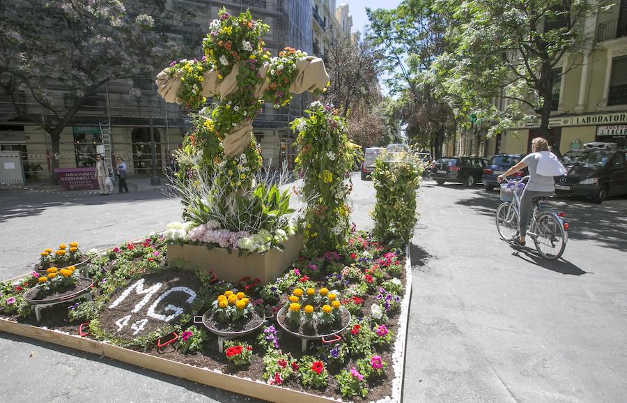 La cruz floral recostada que la Junta de Fiestas de Nuestra Señora de los Desamparados de Patraix ha creado para el concurso de Lo Rat Penat ha logrado el primer premio de la máxima categoría por el riesgo y la innovación de esta composición coordinada por el florista Cesáreo García . La entidad recibirá un diploma y 500 euros de premio. El segundo premio, con diploma y 250 euros, ha recaído en la falla Plaza de la Creu del Canyamelar-Los Ángeles, con la moderna cruz rodeada de una cometa y de la rosa de los vientos, coordinada por Sandra Serra y con un destacado número de falleros participantes. En tercer lugar ha quedado la falla Maestro Gozalbo-Conde Altea, que recibirá diploma y 125 euros. En la modalidad B, el primer premio, con diploma y 200 euros, ha sido el conjunto creado por la Associació Festes en honor al Santísisim Crist de Nazaret. En segundo puesto ha quedado la falla Luis Lamarca-Velázquez y en tercero, ha ido a parar a la falla Archiduque Carlos-Chiva.