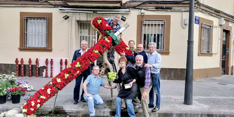 La cruz floral recostada que la Junta de Fiestas de Nuestra Señora de los Desamparados de Patraix (que preside José Luis Gadea) ha creado para el concurso de Lo Rat Penat ha logrado el primer premio de la máxima categoría, por el riesgo y la innovación de esta composición coordinada por el florista Cesáreo García . La entidad recibirá un diploma y 500 euros de premio. El segundo premio, con diploma y 250 euros, ha recaído en la falla Plaza de la Creu del Canyamelar-Los Ángeles, con la moderna cruz rodeada de una cometa y de la rosa de los vientos, coordinada por Sandra Serra y con un destacado número de falleros participantes. En tercer lugar ha quedado la falla Maestro Gozalbo-Conde Altea, que recibirá diploma y 125 euros. En la modalidad B, el primer premio, con diploma y 200 euros, ha sido el conjunto creado por la Associació Festes en honor al Santíssim Crist de Nazaret (en la imagen). En segundo puesto ha quedado la falla Luis Lamarca-Velázquez y en tercero, ha ido a parar a la falla Archiduque Carlos-Chiva.