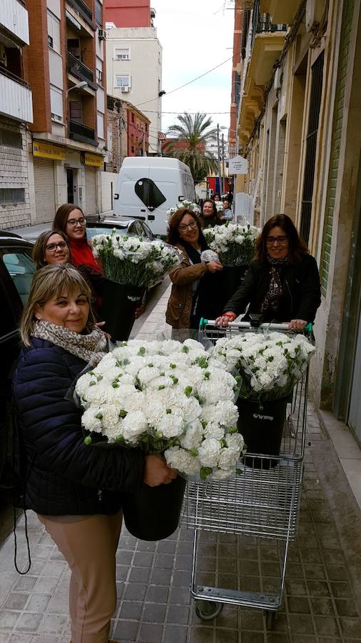 La cruz floral recostada que la Junta de Fiestas de Nuestra Señora de los Desamparados de Patraix ha creado para el concurso de Lo Rat Penat ha logrado el primer premio de la máxima categoría por el riesgo y la innovación de esta composición coordinada por el florista Cesáreo García . La entidad recibirá un diploma y 500 euros de premio. El segundo premio, con diploma y 250 euros, ha recaído en la falla Plaza de la Creu del Canyamelar-Los Ángeles, con la moderna cruz rodeada de una cometa y de la rosa de los vientos, coordinada por Sandra Serra y con un destacado número de falleros participantes. En tercer lugar ha quedado la falla Maestro Gozalbo-Conde Altea, que recibirá diploma y 125 euros. En la modalidad B, el primer premio, con diploma y 200 euros, ha sido el conjunto creado por la Associació Festes en honor al Santísisim Crist de Nazaret. En segundo puesto ha quedado la falla Luis Lamarca-Velázquez y en tercero, ha ido a parar a la falla Archiduque Carlos-Chiva.