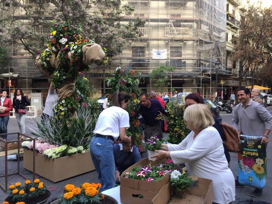 La cruz floral recostada que la Junta de Fiestas de Nuestra Señora de los Desamparados de Patraix ha creado para el concurso de Lo Rat Penat ha logrado el primer premio de la máxima categoría por el riesgo y la innovación de esta composición coordinada por el florista Cesáreo García . La entidad recibirá un diploma y 500 euros de premio. El segundo premio, con diploma y 250 euros, ha recaído en la falla Plaza de la Creu del Canyamelar-Los Ángeles, con la moderna cruz rodeada de una cometa y de la rosa de los vientos, coordinada por Sandra Serra y con un destacado número de falleros participantes. En tercer lugar ha quedado la falla Maestro Gozalbo-Conde Altea, que recibirá diploma y 125 euros. En la modalidad B, el primer premio, con diploma y 200 euros, ha sido el conjunto creado por la Associació Festes en honor al Santísisim Crist de Nazaret. En segundo puesto ha quedado la falla Luis Lamarca-Velázquez y en tercero, ha ido a parar a la falla Archiduque Carlos-Chiva.