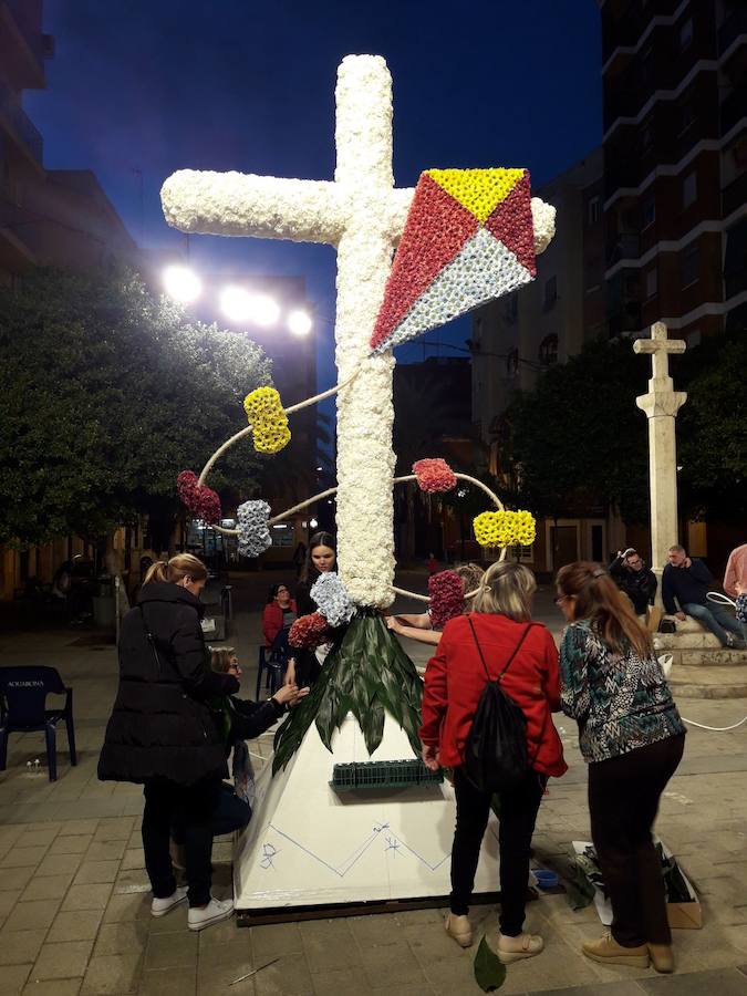 La cruz floral recostada que la Junta de Fiestas de Nuestra Señora de los Desamparados de Patraix ha creado para el concurso de Lo Rat Penat ha logrado el primer premio de la máxima categoría por el riesgo y la innovación de esta composición coordinada por el florista Cesáreo García . La entidad recibirá un diploma y 500 euros de premio. El segundo premio, con diploma y 250 euros, ha recaído en la falla Plaza de la Creu del Canyamelar-Los Ángeles, con la moderna cruz rodeada de una cometa y de la rosa de los vientos, coordinada por Sandra Serra y con un destacado número de falleros participantes. En tercer lugar ha quedado la falla Maestro Gozalbo-Conde Altea, que recibirá diploma y 125 euros. En la modalidad B, el primer premio, con diploma y 200 euros, ha sido el conjunto creado por la Associació Festes en honor al Santísisim Crist de Nazaret. En segundo puesto ha quedado la falla Luis Lamarca-Velázquez y en tercero, ha ido a parar a la falla Archiduque Carlos-Chiva.