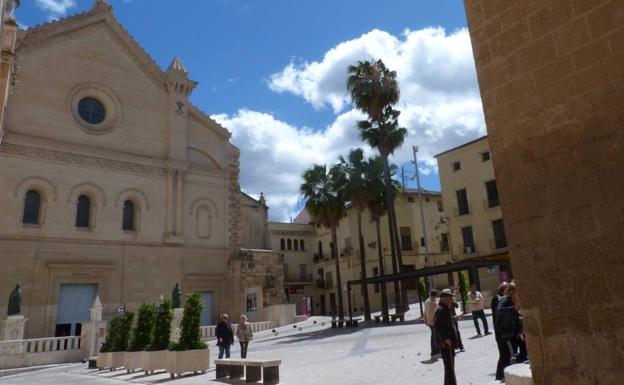 A la izquierda, fachada de la Seo de Xàtiva.