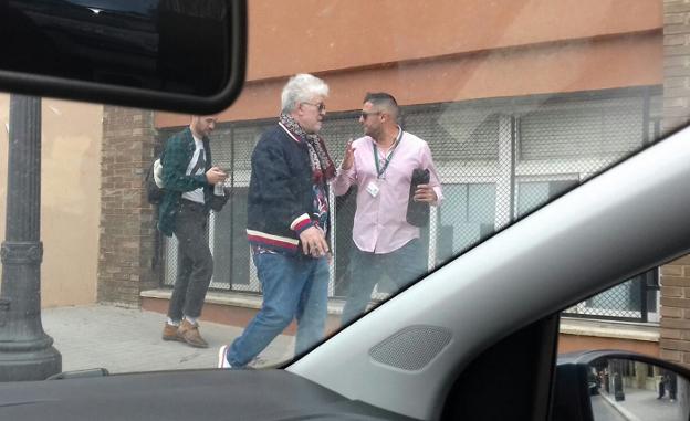 Pedro Almodóvar, ayer, en las calles de Paterna. 