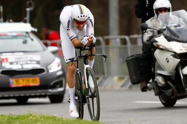 Tom Doumolin volvió a demostrar sus dotes de rodador al imponerse en el prólogo del Giro. 