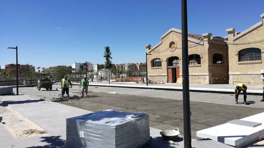 Fotos: Fotos de la colocación de las nuevas losetas en el Parque Central de Valencia