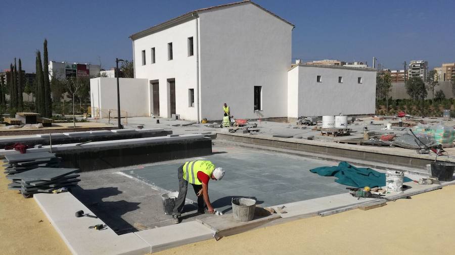 Fotos: Fotos de la colocación de las nuevas losetas en el Parque Central de Valencia