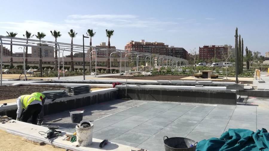 Fotos: Fotos de la colocación de las nuevas losetas en el Parque Central de Valencia