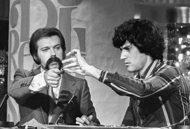 José María Íñigo (arriba) y en la foto de abajo, con el mentalista Uri Geller en el programa 'Directísimo', el 6 de septiembre de 1975.