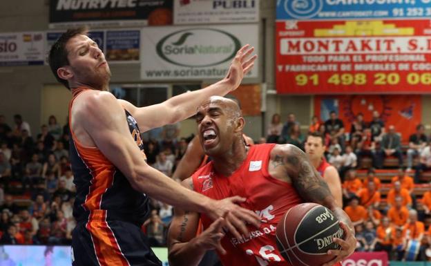 Gregory Vargas protege el balón ante Sam Van Rossom.