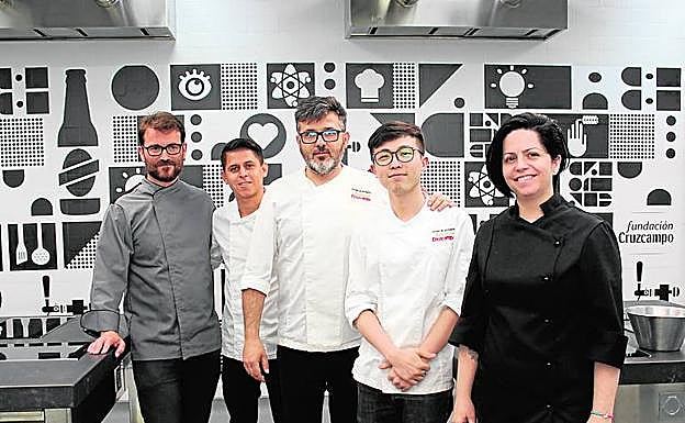 Pascal y Yurena, junto con Jaume Galán y dos estudiantes. 