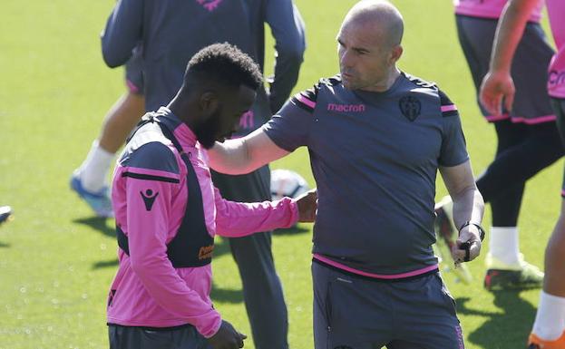 Fahad y Paco López, conversan en un entrenamiento.