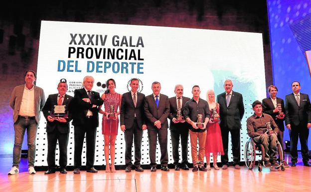 El presidente de la Diputación de Alicante, César Sánchez, con los premiados en la edición anterior..