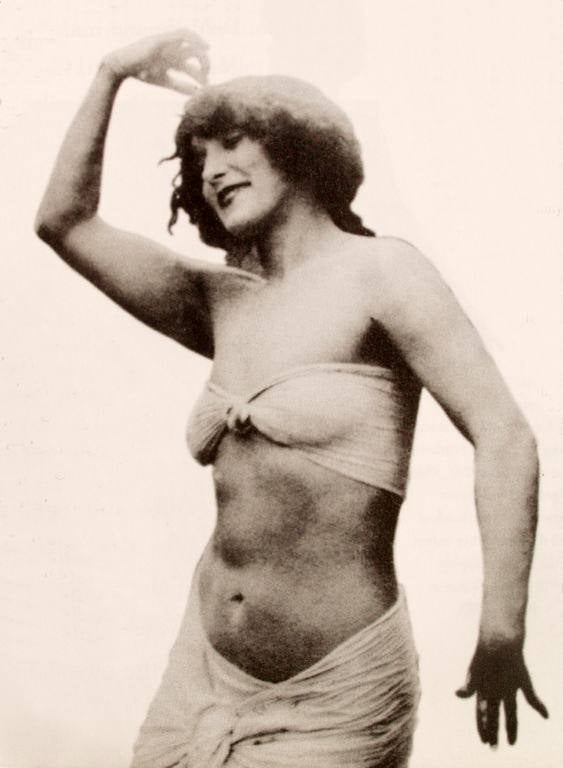 Imagen de la actriz y nadadora australiana Annette Kellerman, en la película 'La hija de los dioses', cojna una prenda muy parecida al bikini. Once años antes, ya en 1907, Kellerman fue detenida en una playa de Boston por lucir un traje de baño ceñido, sin mangas y de una sola pieza, que, según parece, había comprado en Inglaterra, donde ya se usaría con anterioridad.