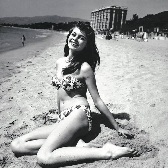 Birgitte Bardot, con apenas 18 años, posa pro rpimera vez en bikini en 1953 en cannes. Tres años después saltaría a la fama con la película 'Y Dios creó a la mujer'. La actriz francesa, icono sexual de los años 50 y 60, sería de las primeras en ser fotografiada años después en topless en una playa.