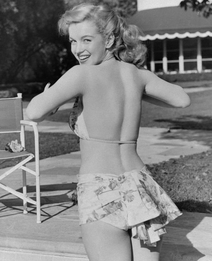 Una joven Marilyn Monroe de 20 ó 21 años posa en bikini en una piscina. Era el año 1947.